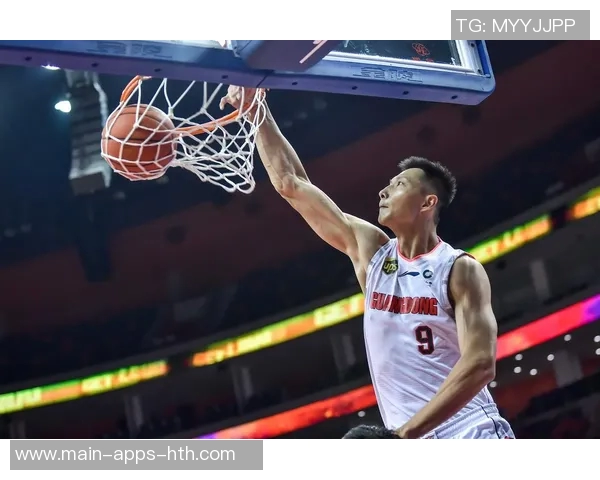 七年前的今天广东男篮球星易建联成功突破CBA万分大关庆祝辉煌成就